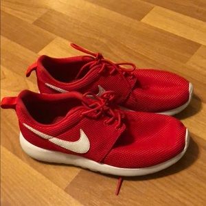 Nike Roshe red